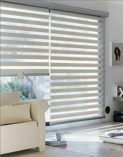 Cortina roller duo (día y noche) en un living amplio y luminoso en Curicó